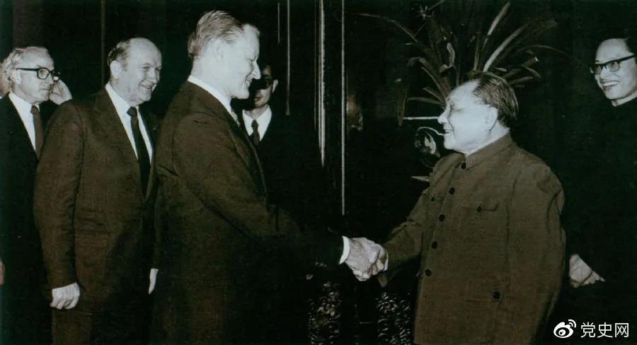 1984��2��22������Сƽ��Ҋ�������γǴ�W(xu��)��(zh��n)���c���H���}�о����Ĵ���F(tu��n)��