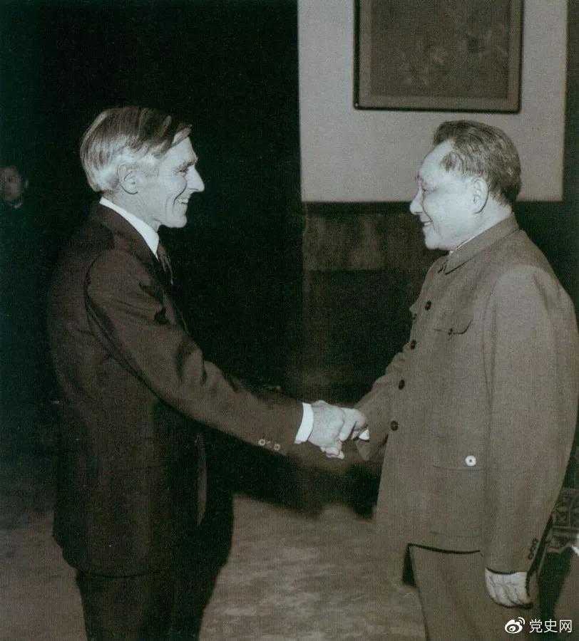 1981��1��26�գ���Сƽ��(du��)���L�İĴ��������L˹�������f���҂�Ҫ����(g��)�ļ�����Ҫ�ǿ��Y(ji��)�����ԁ��Ěvʷ��(j��ng)�(y��n)��