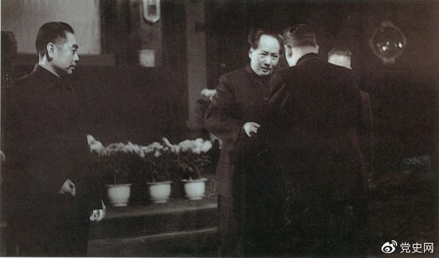 1949��10��2�����K(li��n)�������ȳ��J(r��n)���A���񹲺͇�(gu��)��10��3�������K��ʽ�������D���K(li��n)��һ���v�Ї�(gu��)��ʹ��ë�ɖ|��ϯ���f��(gu��)��(sh��)��