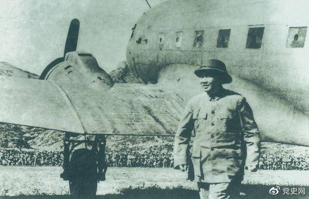 1945��10��11�գ�ë�ɖ|�ص��Ӱ����ܵ��Ӱ�������ʿ�ğ��Қgӭ��