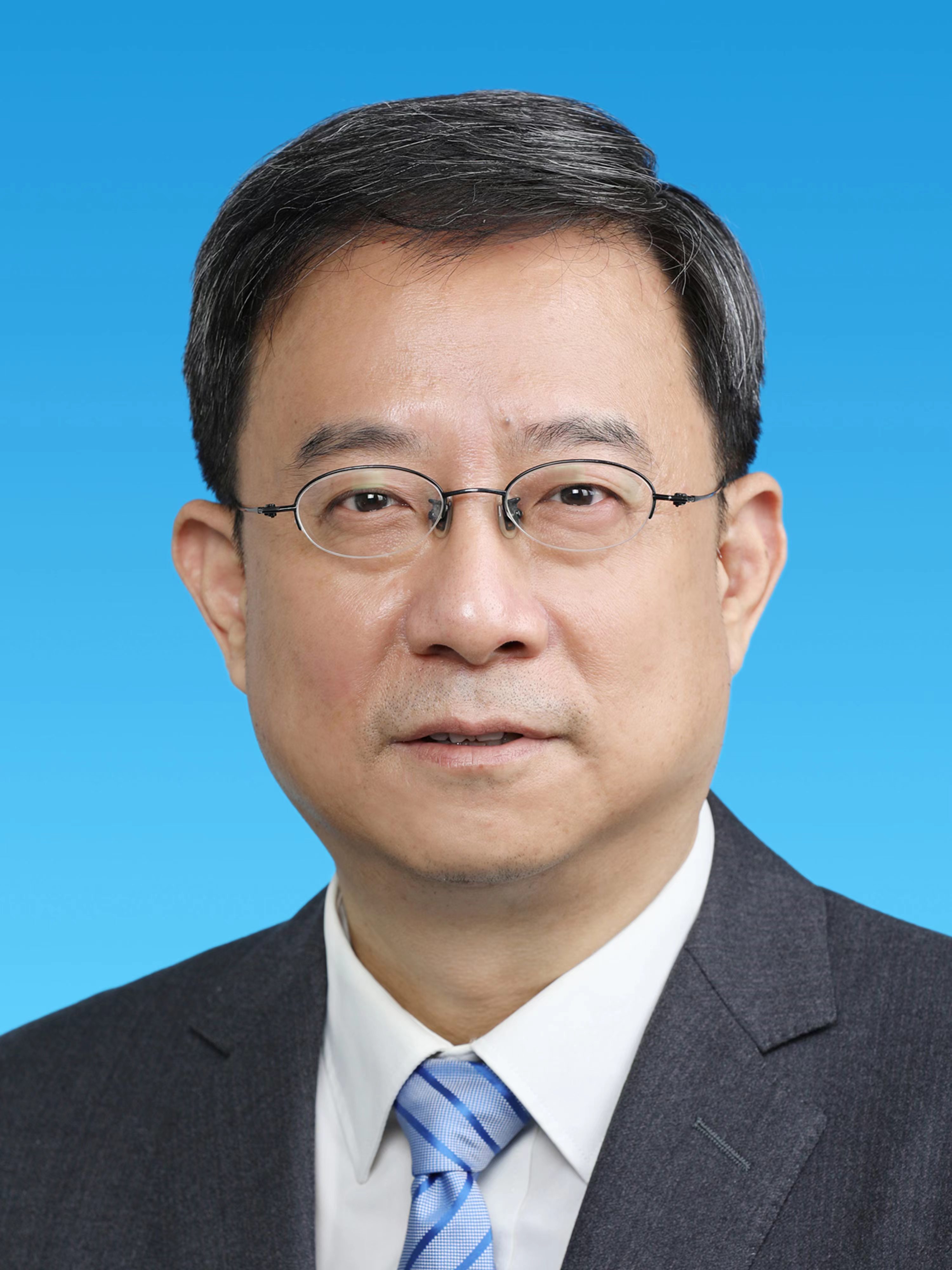 黃一兵 （中央黨史和文獻(xiàn)研究院副院長）					 	 						 	 	黃一兵，中央黨史和文獻(xiàn)研究院副院長，研究員。黨的十九大代表、二十大代表。全國宣傳文化系統(tǒng)“四個一批”人才，國家“萬人計(jì)劃”第一批哲學(xué)社會科學(xué)領(lǐng)軍人才，享受國務(wù)院政府特殊津貼專家，中國中共黨史學(xué)會副會長，北京市社科聯(lián)副主席，中國歷史研究院學(xué)術(shù)委員會委員，教育部高等學(xué)校思想政治理論課教學(xué)指導(dǎo)委員會副主任委員。專業(yè)研究方向是黨的歷史和黨的思想理論，近年來主要從事習(xí)近平總書記著作編輯和習(xí)近平新時代中國特色社會主義思想研究宣傳工作，先后參與編寫《習(xí)近平新時代中國特色社會主義思想三十講》《習(xí)近平新時代中國特色社會主義思想學(xué)習(xí)綱要》《習(xí)近平新時代中國特色社會主義思想學(xué)習(xí)問答》等基本理論著作；參與編寫《中國共產(chǎn)黨歷史》第一卷、第二卷，《中國共產(chǎn)黨的九十年》《中國共產(chǎn)黨簡史》《中國共產(chǎn)黨的一百年》等黨史基本著作。