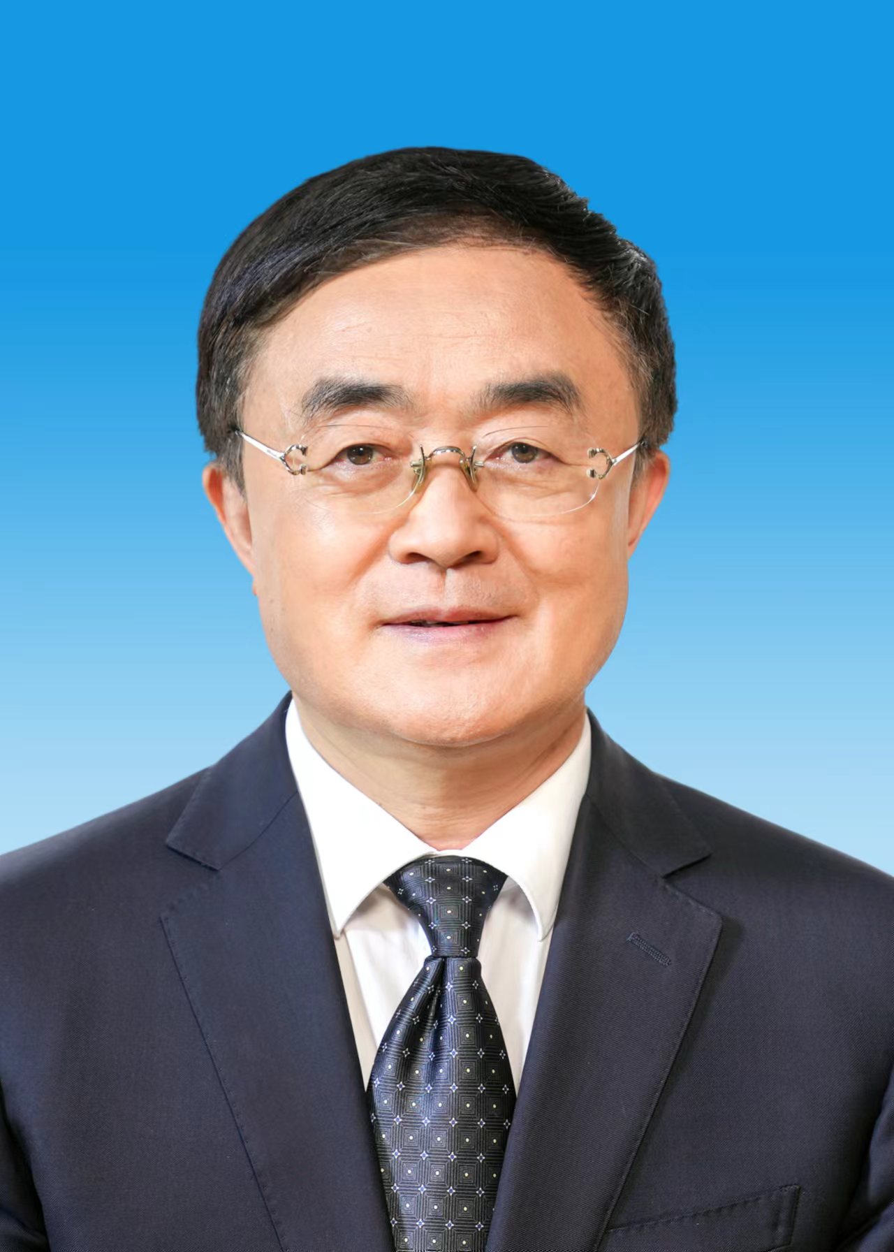 曲青山 （中央黨史和文獻研究院院長）曲青山，中央黨史和文獻研究院院長，研究員。黨的十九大、二十大代表，第十九屆、二十屆中央委員。曾任中共青海省委常委、宣傳部長，原中央黨史研究室主任，第十八屆中央紀委委員。中國中共黨史學會會長，中央馬克思主義理論研究和建設工程咨詢委員會委員。長期從事黨的宣傳思想工作和黨史黨建等方面的研究，長期致力于黨史基本著作的編寫工作。主持編輯出版習近平總書記《論黨的宣傳思想工作》《論堅持全面依法治國》《論把握新發(fā)展階段、貫徹新發(fā)展理念、構建新發(fā)展格局》《論中國共產黨歷史》等50余部綜合文集、論述選編、論述摘編（含內部版），參與編輯出版《習近平談治國理政》第三卷。主持編輯出版《十九大以來重要文獻選編》上冊、中冊。主持編寫《中國共產黨一百年大事記》《改革開放四十年大事記》《中華人民共和國大事記（1949年10月—2019年9月）》《全面建成小康社會大事記》《馬克思主義中國化一百年大事記（1921－2021年）》。參與和主持《中國共產黨歷史》第二卷、《中國共產黨的九十年》的編寫、修訂、定稿工作，主持編寫《中國共產黨簡史》初稿工作，主持編寫出版《中國共產黨的一百年》。參與黨的十八屆六中全會、黨的十九大、十九屆六中全會、黨的二十大文件起草和十九大、二十大黨章修改工作。主要著作有《共產黨執(zhí)政規(guī)律研究》《新時代在黨史新中國史上的重要地位和意義》《中國共產黨百年歷史經驗》《從五個維度認識把握“兩個確立”》《曲青山黨史論集》（上卷、下卷）《曲青山論文精選》（上卷、下卷）等，撰寫發(fā)表《中國共產黨百年輝煌》《中國共產黨百年歷史與歷史主動》《從哲學高度認識把握“兩個確立”的決定性意義》《發(fā)揚偉大的歷史主動精神》等300余篇學術研究和理論宣傳文章。