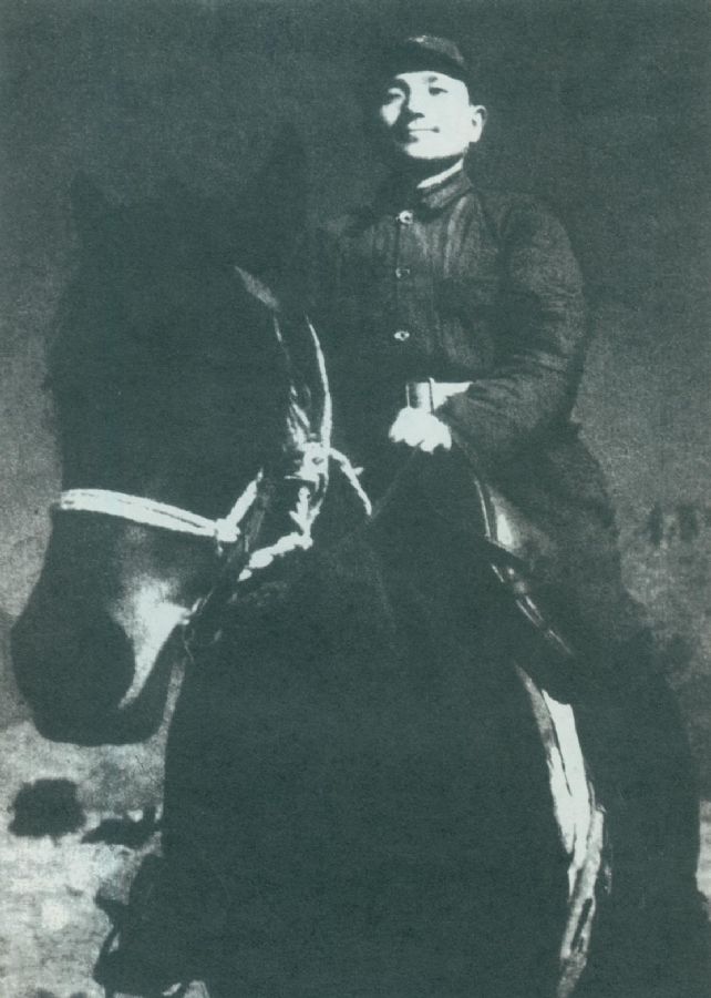 鄧小平策馬奔赴太行前線。（1938年）