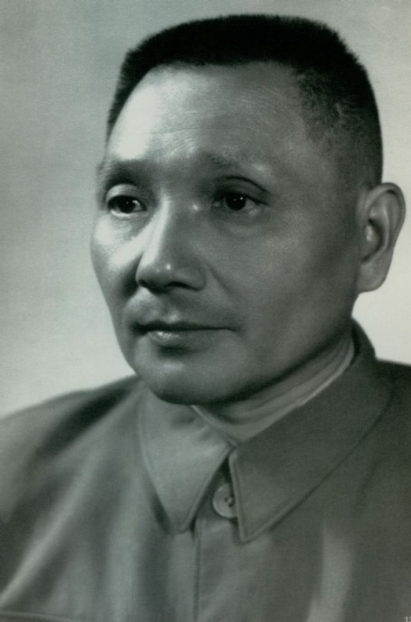 鄧小平在中共八屆一中全會(huì)上當(dāng)選為中共中央政治局常委、中共中央總書(shū)記。（1956年）