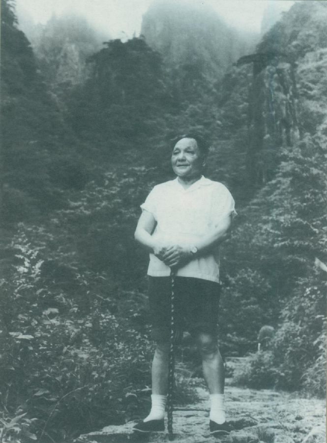 75歲高齡的鄧小平登上黃山之巔。（1979年）