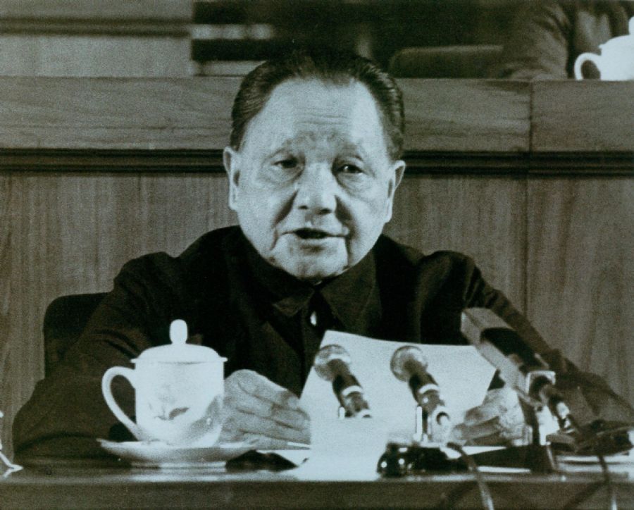 中國(guó)共產(chǎn)黨第十二次全國(guó)代表大會(huì)舉行，鄧小平主持大會(huì)開(kāi)幕式并致開(kāi)幕詞。（1982年）