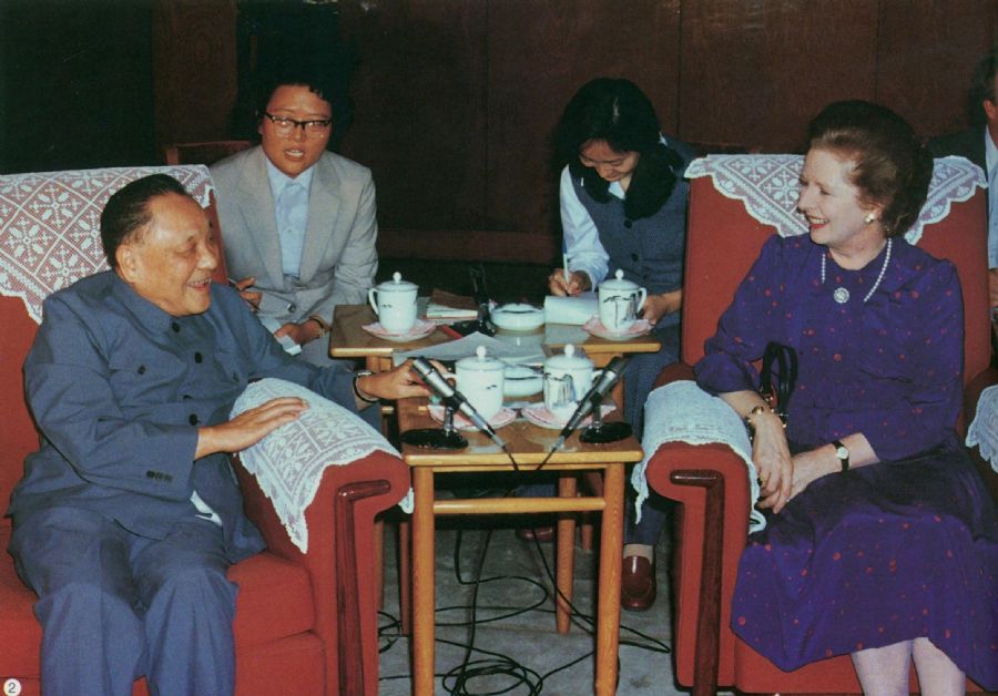 鄧小平會(huì)見(jiàn)英國(guó)首相撒切爾夫人，全面闡述中國(guó)政府對(duì)香港問(wèn)題的基本立場(chǎng)。（1982年）