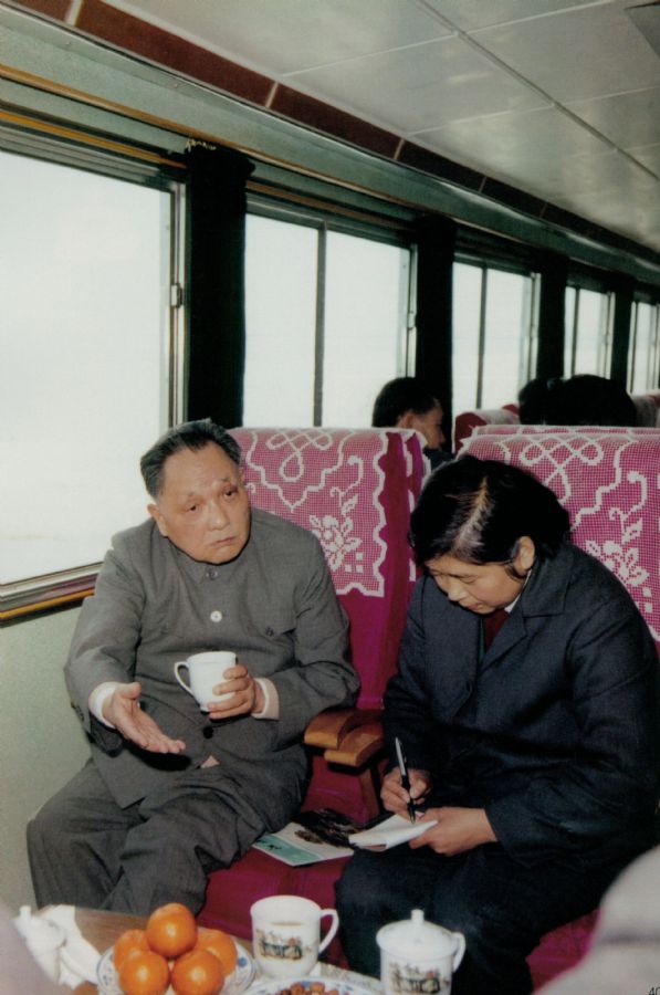 鄧小平視察江蘇、浙江、上海等地。圖為鄧小平同江蘇省省長(zhǎng)顧秀蓮談小康目標(biāo)。（1983年）