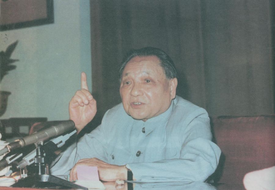 鄧小平在中央軍委擴(kuò)大會(huì)議上，宣布中國(guó)人民解放軍三年內(nèi)裁減員額100萬(wàn)。（1985年）