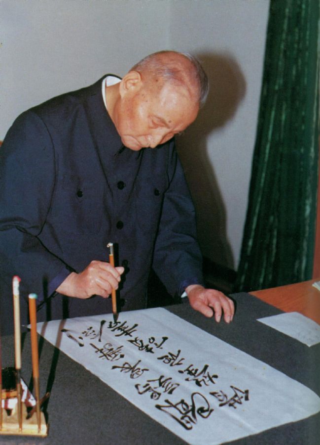 1986年4月，陳云在練書法。