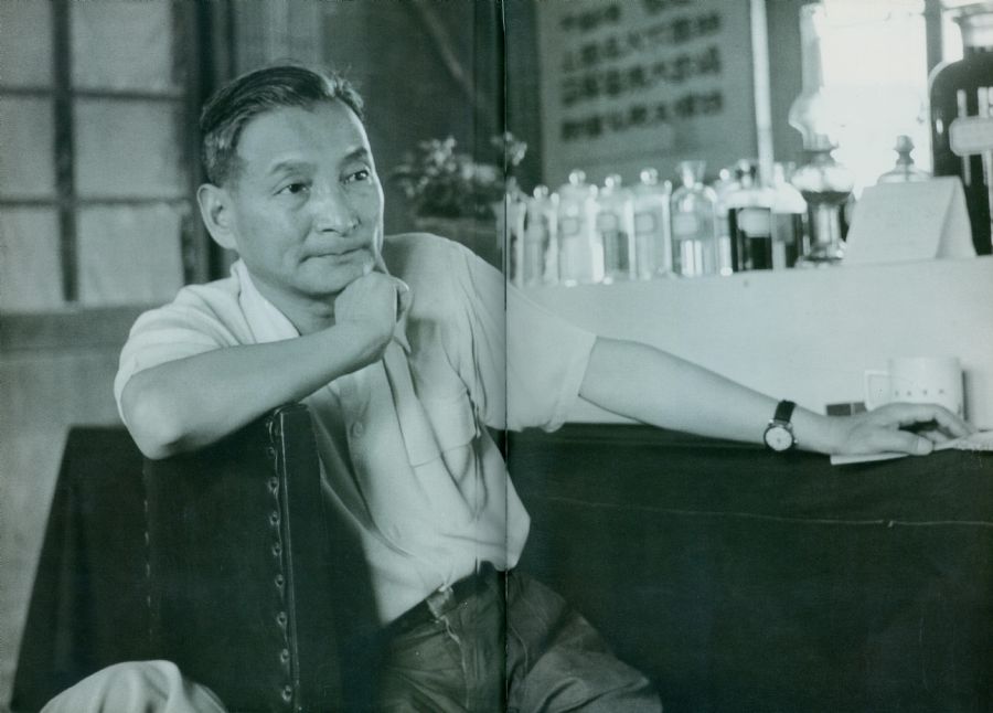 1958年6月8日，陳云在北京聽取關(guān)于石油工業(yè)發(fā)展情況的匯報。