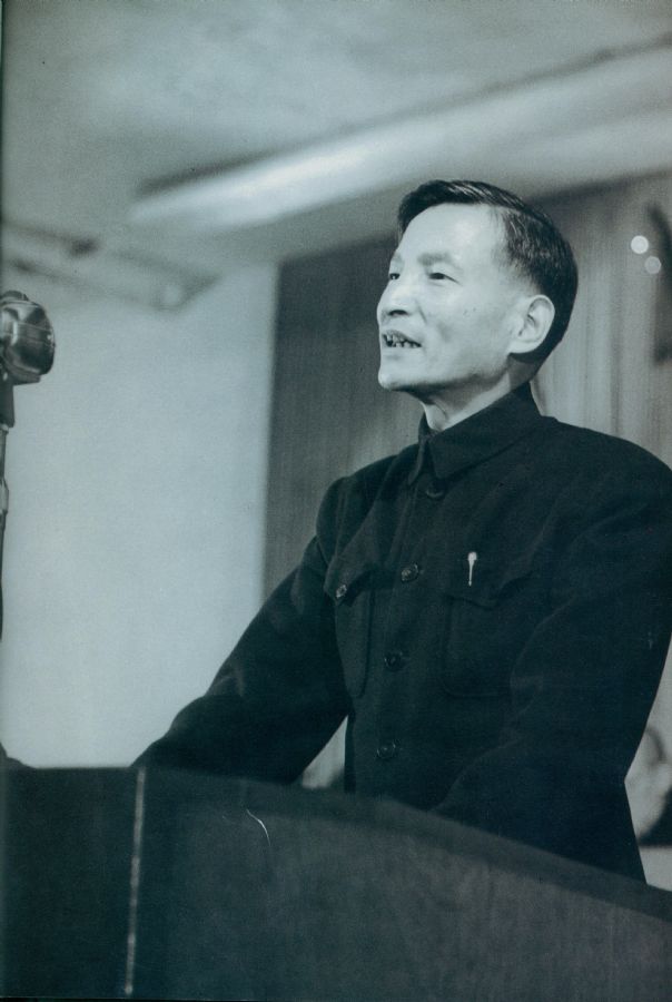 1951年10月25日，陳云在全國政協(xié)一屆三次會議上作關(guān)于經(jīng)濟工作和財政工作的報告。