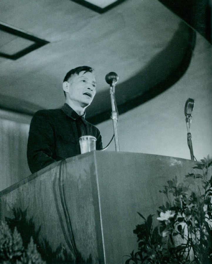 1950年6月15日，陳云在全國政協(xié)一屆二次會議上作關(guān)于經(jīng)濟形勢的報告。