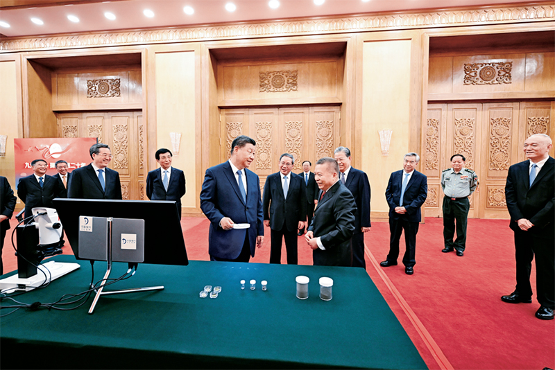 2024年9月23日，黨和國家領(lǐng)導(dǎo)人習(xí)近平、李強(qiáng)、趙樂際、王滬寧、蔡奇、丁薛祥、李希等在人民大會堂接見探月工程嫦娥六號任務(wù)參研參試人員代表并參觀月球樣品和探月工程成果展覽。這是習(xí)近平等參觀月球樣品和探月工程成果展覽。 新華社記者 謝環(huán)馳/攝