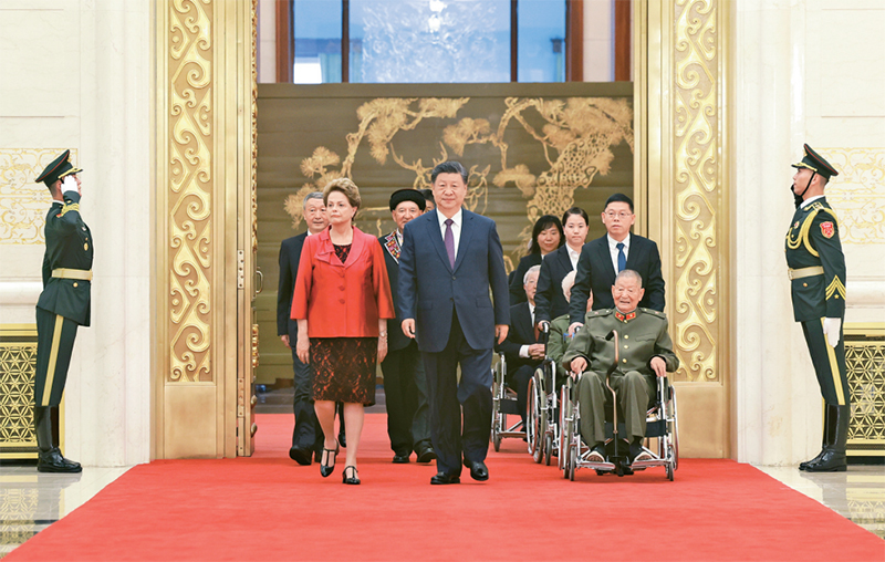 2024年9月29日，中華人民共和國國家勛章和國家榮譽(yù)稱號頒授儀式在北京人民大會堂金色大廳隆重舉行。中共中央總書記、國家主席、中央軍委主席習(xí)近平同國家勛章和國家榮譽(yù)稱號獲得者一同步入會場。 新華社記者 王曄/攝  