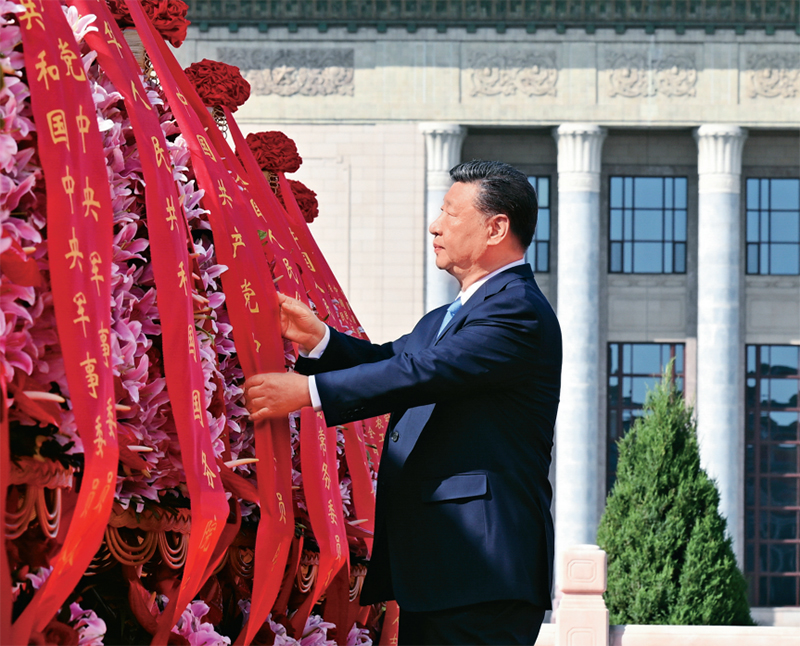 2025年9月30日上午，黨和國(guó)家領(lǐng)導(dǎo)人習(xí)近平、李強(qiáng)、趙樂(lè)際、王滬寧、蔡奇、丁薛祥、李希、韓正等來(lái)到北京天安門廣場(chǎng)，出席烈士紀(jì)念日向人民英雄敬獻(xiàn)花籃儀式。這是習(xí)近平整理花籃上的緞帶。 新華社記者 李響/攝