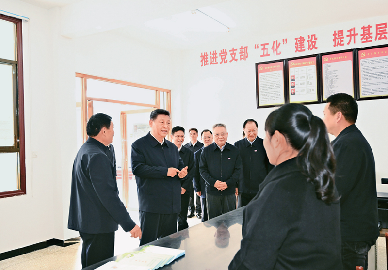 2024年3月18日至21日，中共中央總書記、國(guó)家主席、中央軍委主席習(xí)近平在湖南考察。這是19日下午，習(xí)近平在常德市鼎城區(qū)謝家鋪鎮(zhèn)港中坪村黨群服務(wù)中心了解當(dāng)?shù)貫榛鶎訙p負(fù)、提升基層治理效能等情況。 新華社記者 燕雁/攝